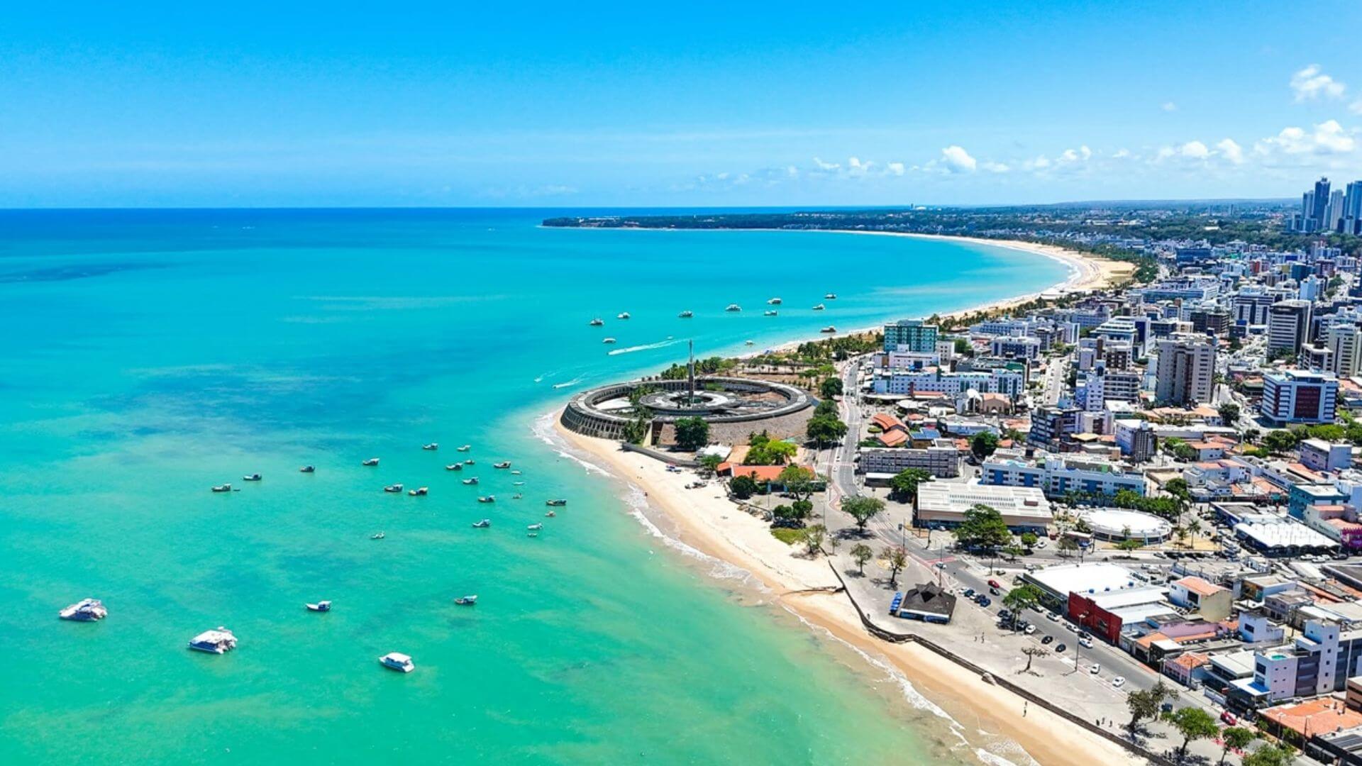 Vista aérea de praia em João Pessoa